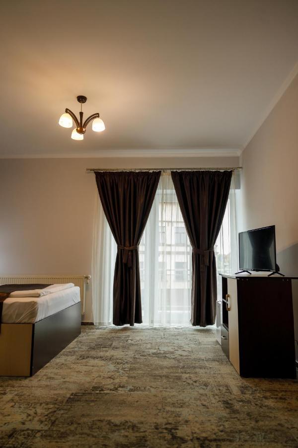 Hotel Sub Cetate Rîşnov Esterno foto