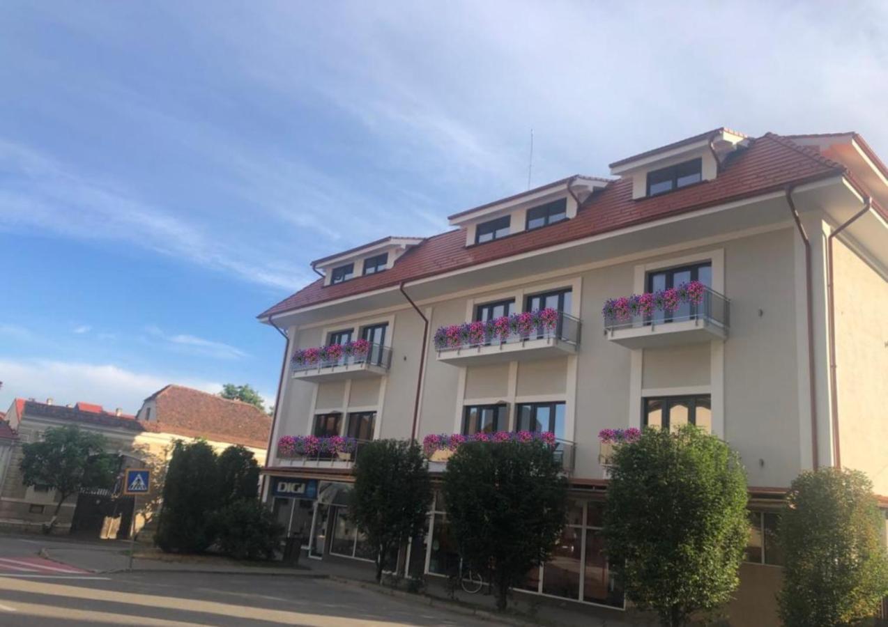 Hotel Sub Cetate Rîşnov Esterno foto
