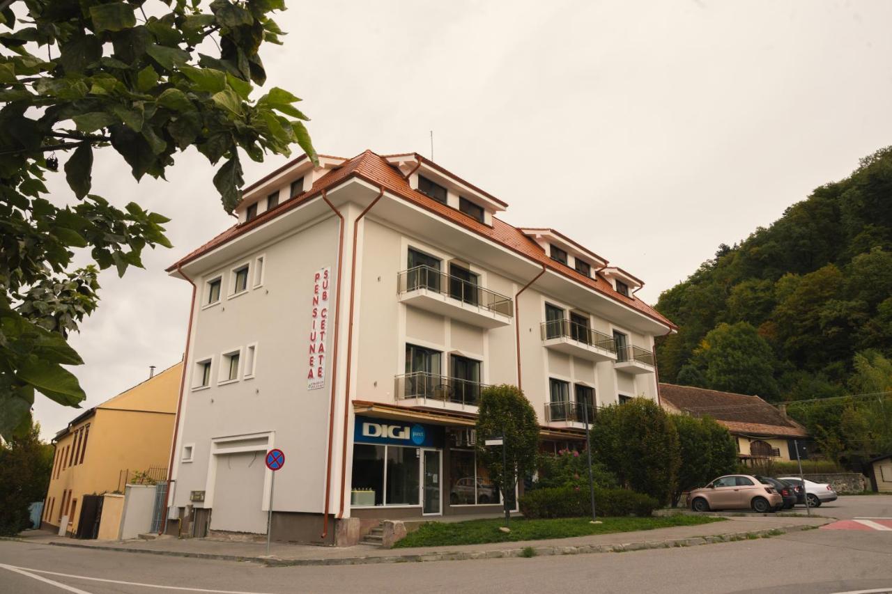 Hotel Sub Cetate Rîşnov Esterno foto